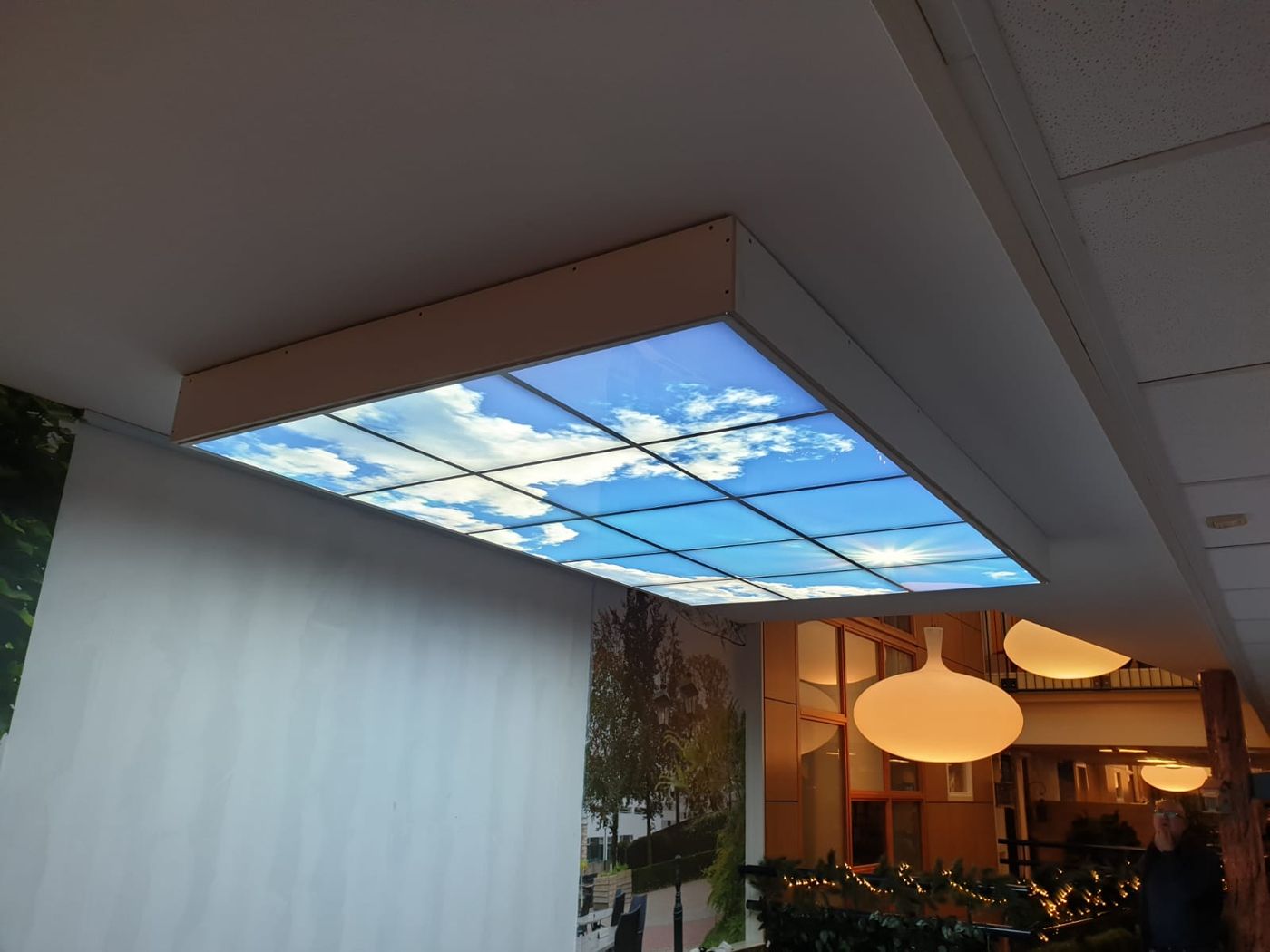 Wolkenplafond in een verlaagde koof
