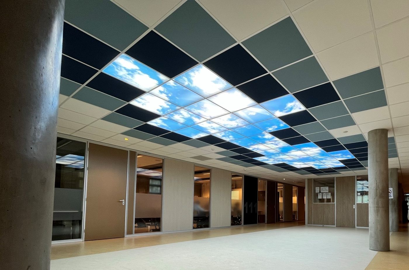 Wolkenplafond van 42 panelen in een hal